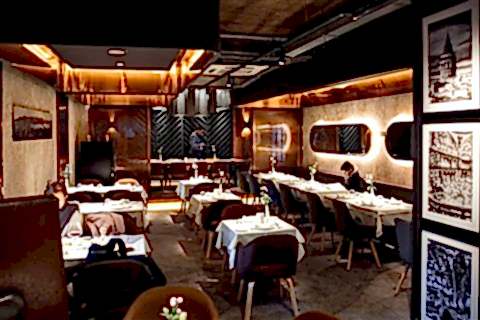 تصميم العمارة الداخلية للمطعم.